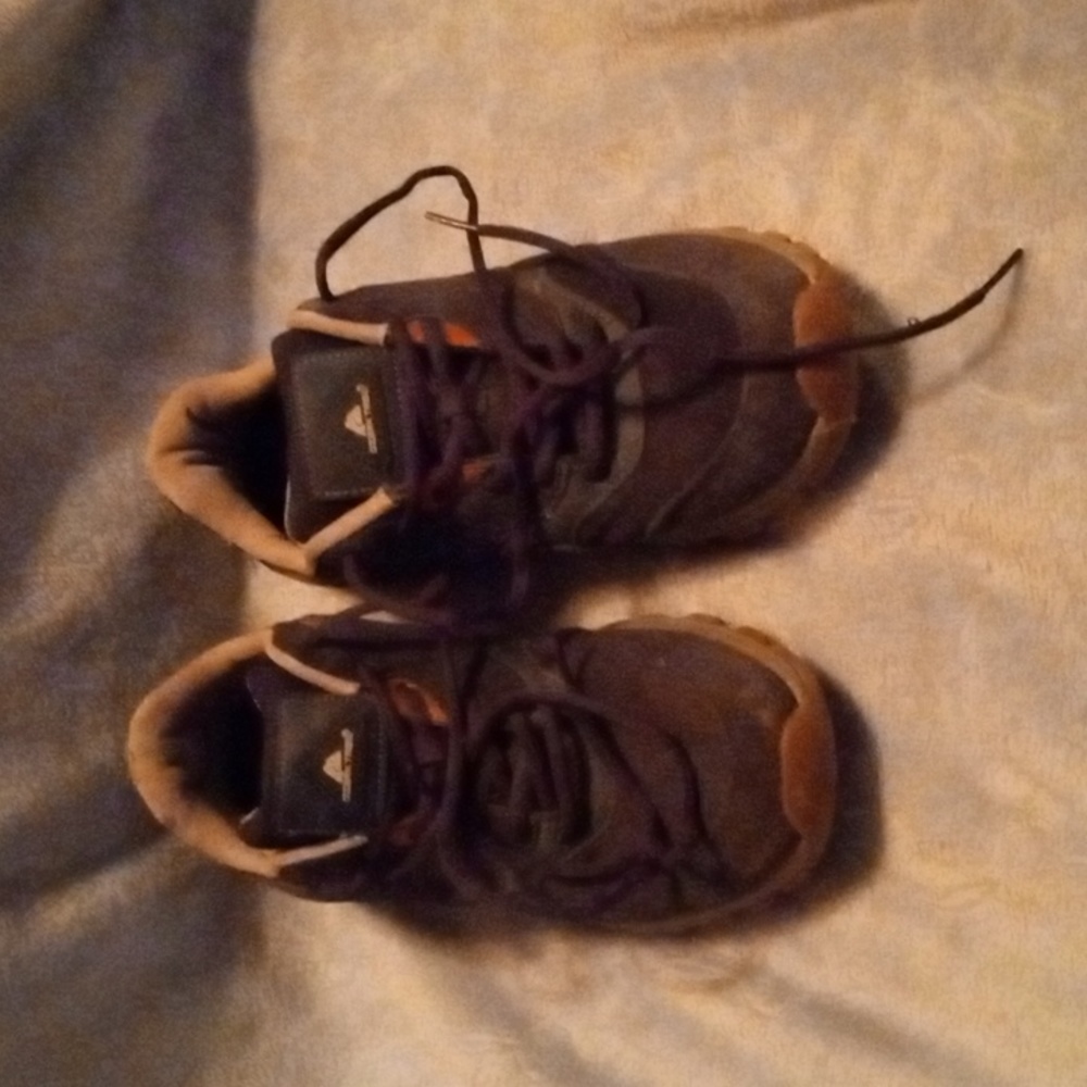 Gently used Ozark Trail man made upper leather mens size 9 1/2 navy blue